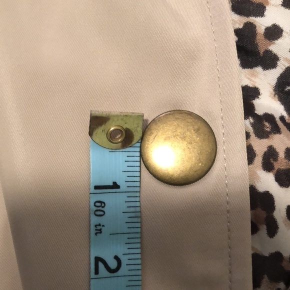 Peck & Peck Collection beige snap button coat with animal print inside - Picture 14 of 14